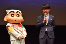 左から野原しんのすけ、劇団ひとり。