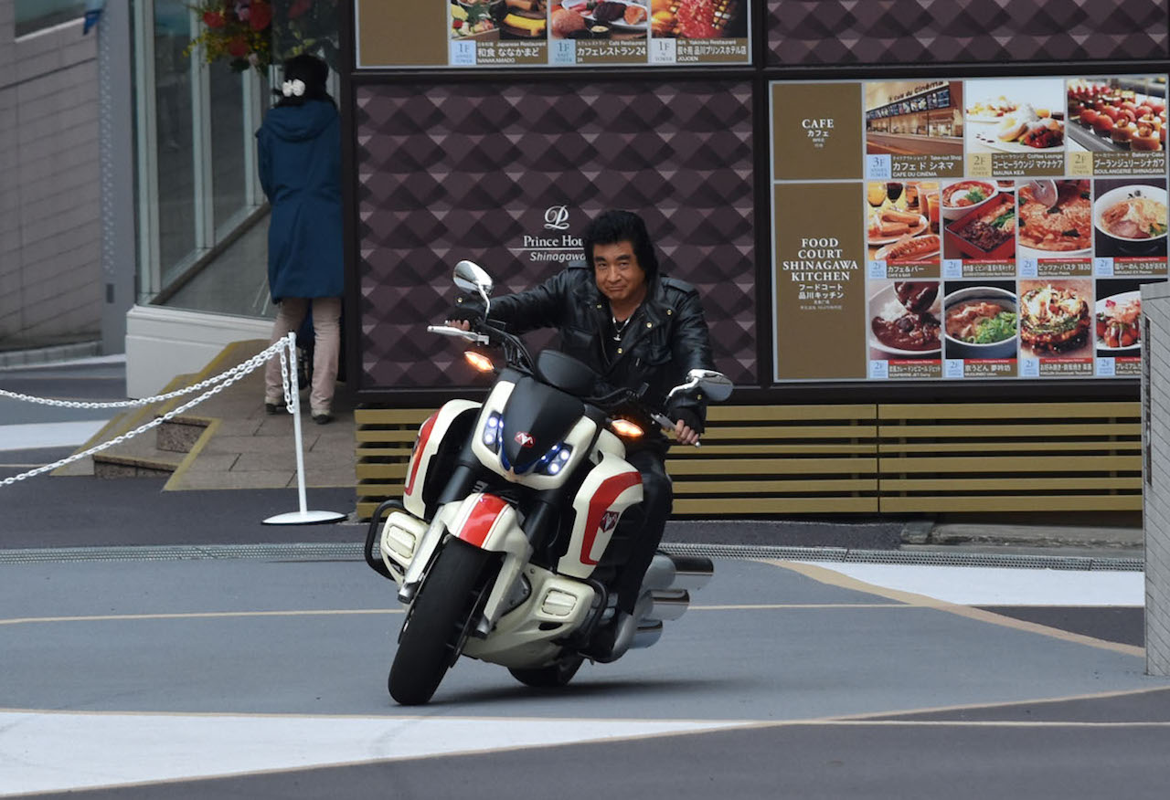 ネオサイクロン号に乗って登場した藤岡弘、。