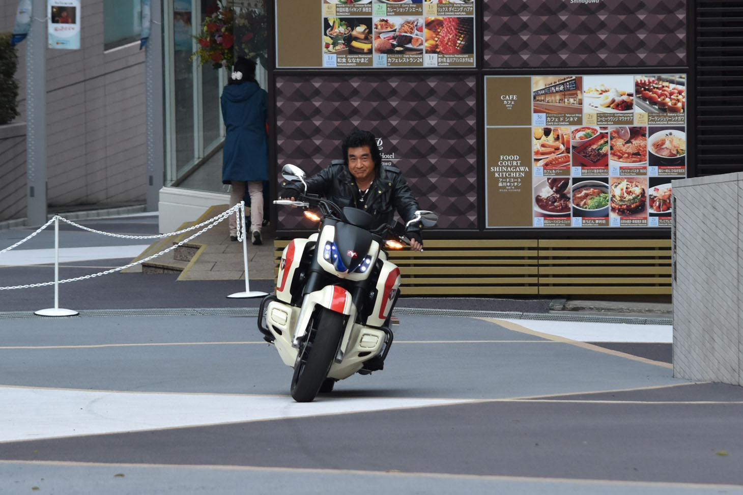ネオサイクロン号に乗って登場した藤岡弘、。