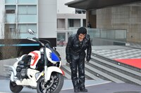 ネオサイクロン号から降り、深くお辞儀した藤岡弘、。