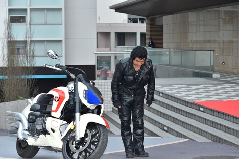 ネオサイクロン号から降り、深くお辞儀した藤岡弘、。