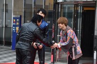 握手を交わすキャストたち。