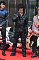 藤岡弘、（中央）