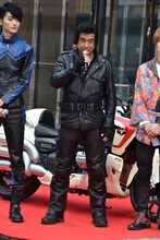 藤岡弘、（中央）