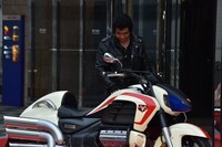 愛おしそうにネオサイクロン号を撫でる藤岡弘、。