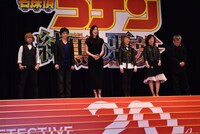 「名探偵コナン 純黒の悪夢（ナイトメア）」完成披露試写会の様子。左から古谷徹、小山力也、天海祐希、高山みなみ、山崎和佳奈、池田秀一。