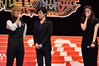 古谷徹（左）に宝塚時代の愛称で呼ばれ顔がほころぶ天海祐希（右）。