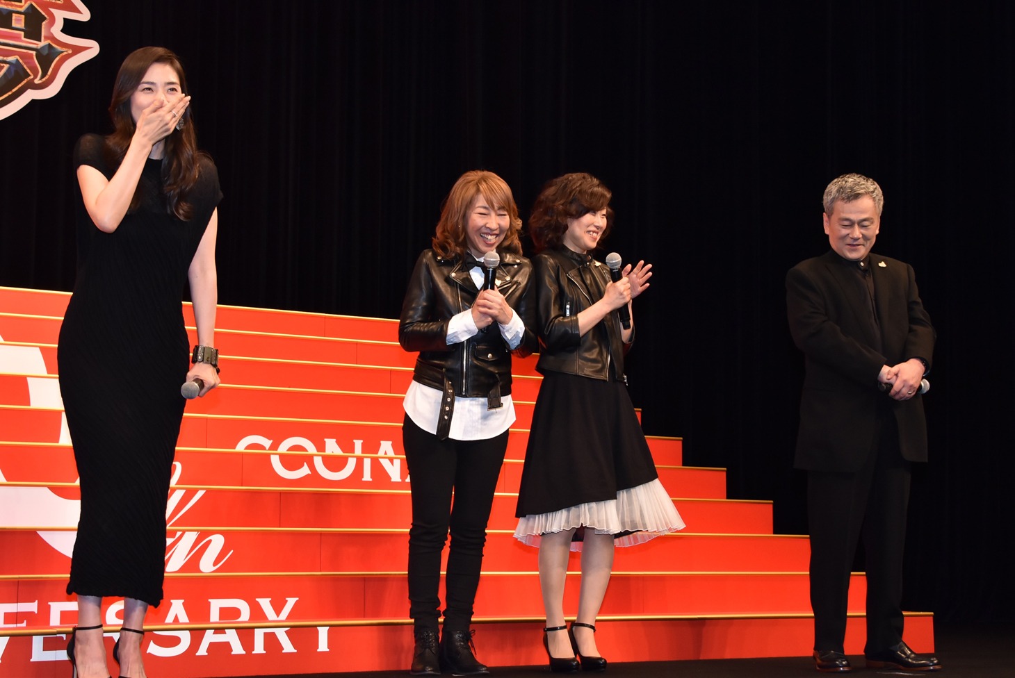 池田秀一（右）のセリフの余韻に浸る天海祐希（左）。