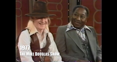 「ダウン＆ダーティー」より、ジョニー・ウィンター（左）とマディ・ウォーターズ（右）。