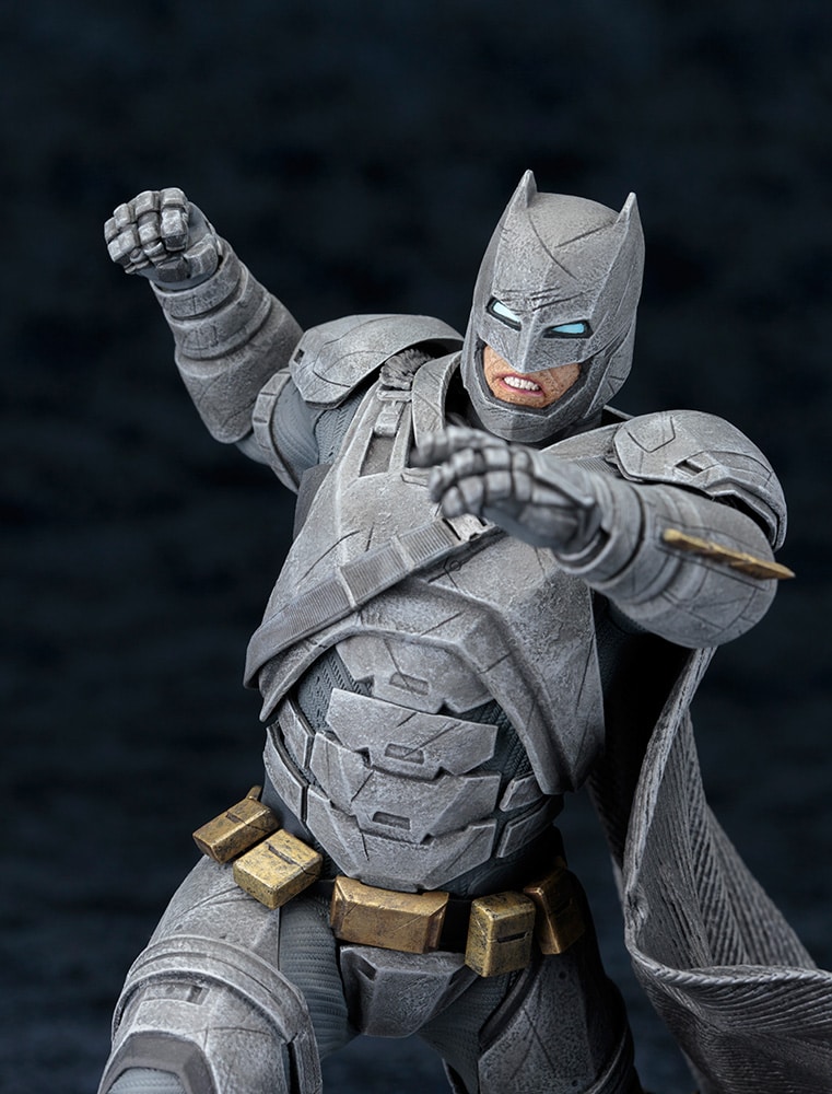 バットマン vs スーパーマン」2大ヒーローの熱闘をフィギュアで再現