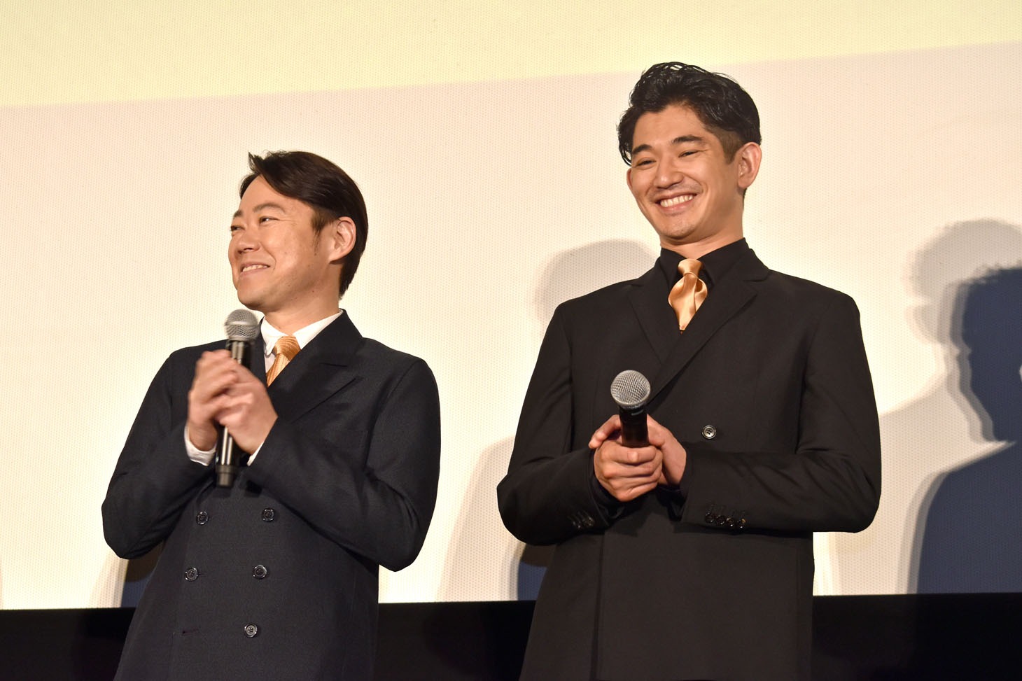 左から阿部サダヲ、瑛太。