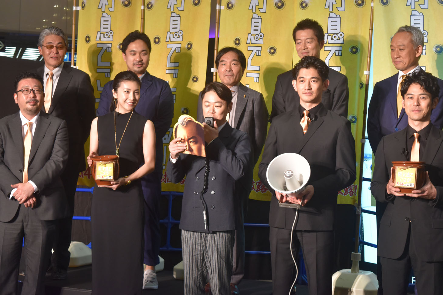 「殿、利息でござる！」ゼニ集めセレモニーにて、“ゼニ集め”宣言をする阿部サダヲ（前列中央）。