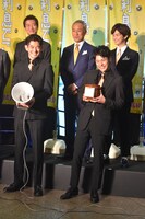 瑛太（前列左）に拡声器を向けられ、大きな音に驚く妻夫木聡（前列右）。