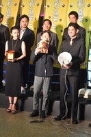 「殿、利息でござる！」ゼニ集めセレモニーにて、“ゼニ集め”宣言をする阿部サダヲ（前列中央）。