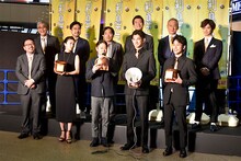 「殿、利息でござる！」ゼニ集めセレモニーにて、“ゼニ集め”宣言をする阿部サダヲ（前列中央）。