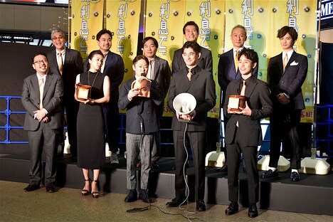 「殿、利息でござる！」ゼニ集めセレモニーにて、“ゼニ集め”宣言をする阿部サダヲ（前列中央）。