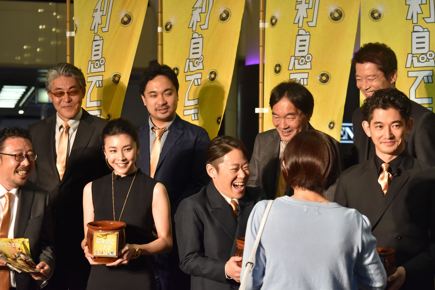 「殿、利息でござる！」ゼニ集めセレモニーの様子。