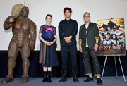 「テラフォーマーズ」大阪特別試写会にて、左からテラフォーマー、武井咲、伊藤英明、三池崇史。