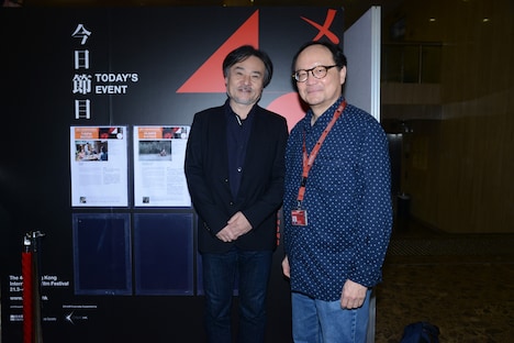 第40回香港国際映画祭より、黒沢清（左）と同映画祭エグゼクティブディレクターのロジャー・ガルシア（右）。