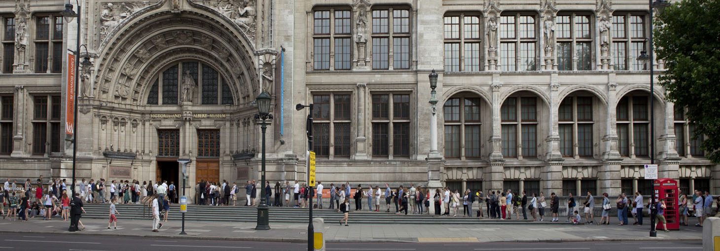 大回顧展「DAVID BOWIE is」ロンドン展の外観。(c) Victoria and Albert Museum, London.