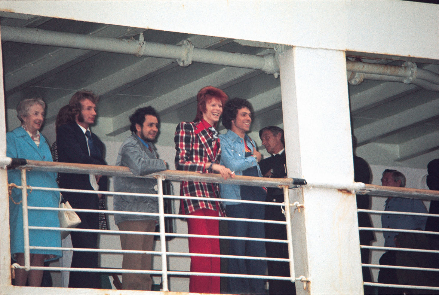 1973年にデヴィッド・ボウイが初来日した際の船上写真。(c)Koh Hasebe/Shinko Music