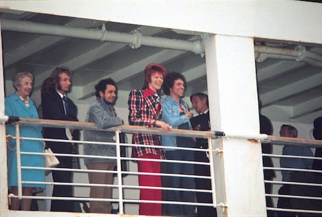 1973年にデヴィッド・ボウイが初来日した際の船上写真。(c)Koh Hasebe/Shinko Music