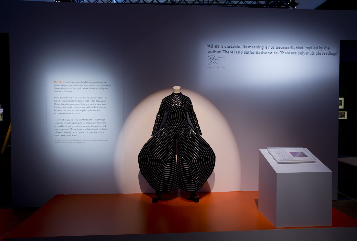 大回顧展「DAVID BOWIE is」ロンドン展の様子。Courtesy David Bowie Archive (c)Victoria and Albert Museum, London