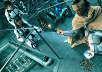 「テラフォーマーズ」より、ケイン・コスギ扮するゴッド・リー（右）。