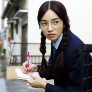 小松菜奈が地味系制服姿やセクシー扮装を披露する「ヒーローマニア」キャラ映像