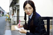 「ヒーローマニア-生活-」より、小松菜奈が演じるカオリ。