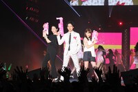 「GirlsAward 2016 SPRING / SUMMER」より、「アイアムアヒーロー」スペシャルステージ。左からポーズを決める長澤まさみ、大泉洋、有村架純。