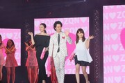 「GirlsAward 2016 SPRING / SUMMER」より、「アイアムアヒーロー」スペシャルステージ。左からランウェイを歩く、長澤まさみと大泉洋、有村架純。