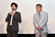 「モヒカン故郷に帰る」初日舞台挨拶より、松田龍平(左)と柄本明(右)。