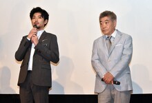 「モヒカン故郷に帰る」初日舞台挨拶より、松田龍平（左）と柄本明（右）。
