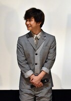 松田龍平の顔をうかがう千葉雄大。