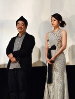 沖田修一（左）と前田敦子（右）。