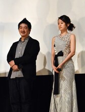 沖田修一（左）と前田敦子（右）。