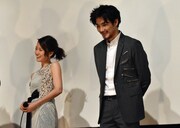 「モヒカン故郷に帰る」初日舞台挨拶より、前田敦子(左)と松田龍平(右)。