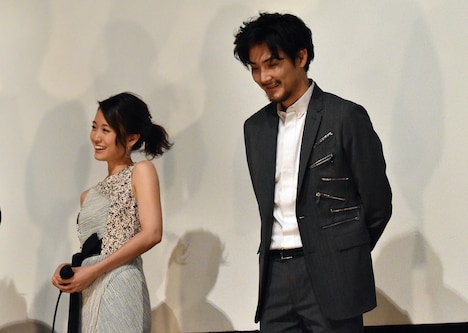 「モヒカン故郷に帰る」初日舞台挨拶より、前田敦子(左)と松田龍平(右)。