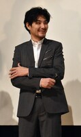 千葉雄大のコメントに苦笑いする松田龍平。