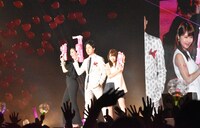 「GirlsAward 2016 SPRING / SUMMER」より、「アイアムアヒーロー」スペシャルステージ。左からポーズを決める長澤まさみ、大泉洋、有村架純。