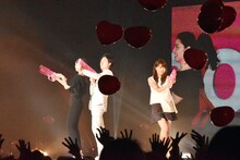 「GirlsAward 2016 SPRING / SUMMER」より、「アイアムアヒーロー」スペシャルステージ。左から長澤まさみ、大泉洋、有村架純。