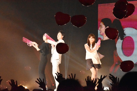 「GirlsAward 2016 SPRING / SUMMER」より、「アイアムアヒーロー」スペシャルステージ。左から長澤まさみ、大泉洋、有村架純。