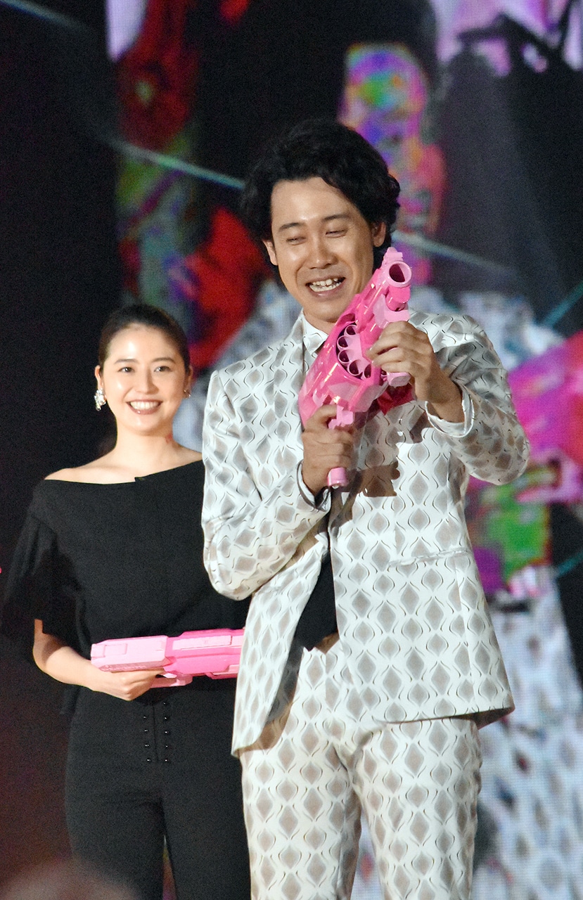 長澤まさみ（左）と大泉洋（右）。