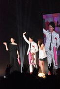 「GirlsAward 2016 SPRING / SUMMER」より、「アイアムアヒーロー」スペシャルステージ。左から長澤まさみ、大泉洋、有村架純。