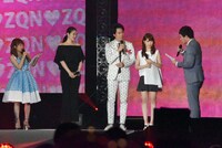 「GirlsAward 2016 SPRING / SUMMER」より、「アイアムアヒーロー」スペシャルステージの様子。左から高橋みなみ、長澤まさみ、大泉洋、有村架純、山里亮太。