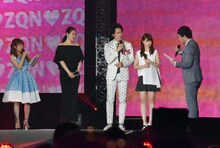 「GirlsAward 2016 SPRING / SUMMER」より、「アイアムアヒーロー」スペシャルステージの様子。左から高橋みなみ、長澤まさみ、大泉洋、有村架純、山里亮太。