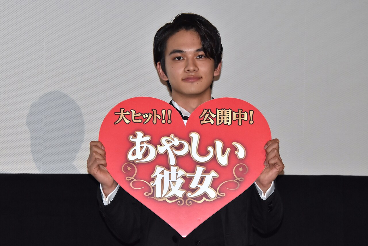 北村匠海が“わりと似合ってる”タキシード姿で「あやしい彼女」舞台挨拶に登場