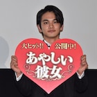 北村匠海が“わりと似合ってる”タキシード姿で「あやしい彼女」舞台挨拶に登場