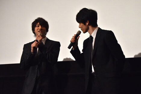 撮影時を振り返る山田裕貴（左）と青木玄徳（右）。